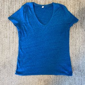 Under armor shirt sleeve shirt.